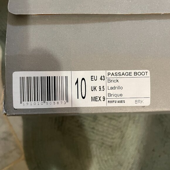 Kenneth Cole Reaction Passage Suede Brick Chukka boots in Sizes 8 and 10 - Picture 5 of 6